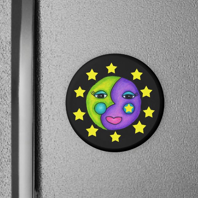 Aimant Le visage de la lune et l'aimant des étoiles (Purple green moon with cute face surrounded by yellow stars on black round magnet.)