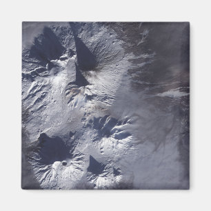 Aimant Le volcan Bezymianny expose un modeste panache