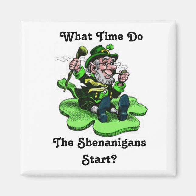 Aimant Leprechaun Assis Sur Un Shamrock (Devant)