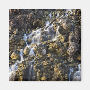 Aimant Les chutes de saumure de la roche volcanique