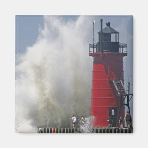 Aimant Les gens sur la jetée regardent les grosses vagues