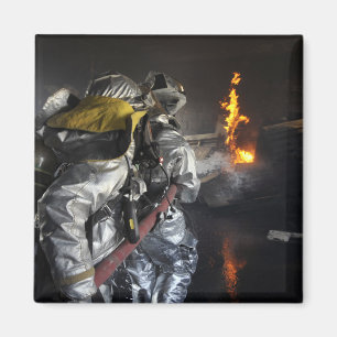 Aimant Les sapeurs-pompiers s'éteignent un feu dans un R