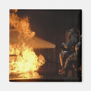 Aimant Les sapeurs-pompiers s'éteignent un sapin simulé