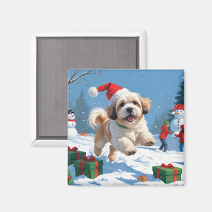 Aimant Lhasa Apso courant dans la neige avec un chapeau d