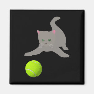 Aimant Little Kitten Jouant Avec Un Chat À Balle De Tenni