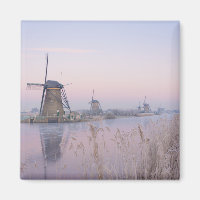 Lumière du lever du soleil en hiver sur les moulin