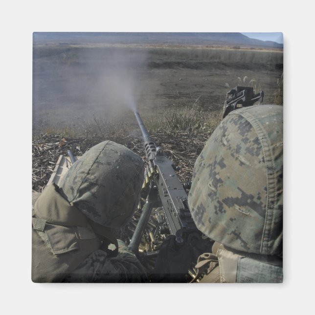 Aimant Marines tire une mitrailleuse de calibre M2 50 (Devant)