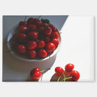 Aimant Nature morte esthétique avec des cerises mûres sur