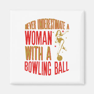 Aimant Ne sous-estimez jamais une femme avec une balle de