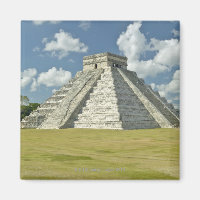 Nuages blancs bouffants au-dessus de la pyramide m