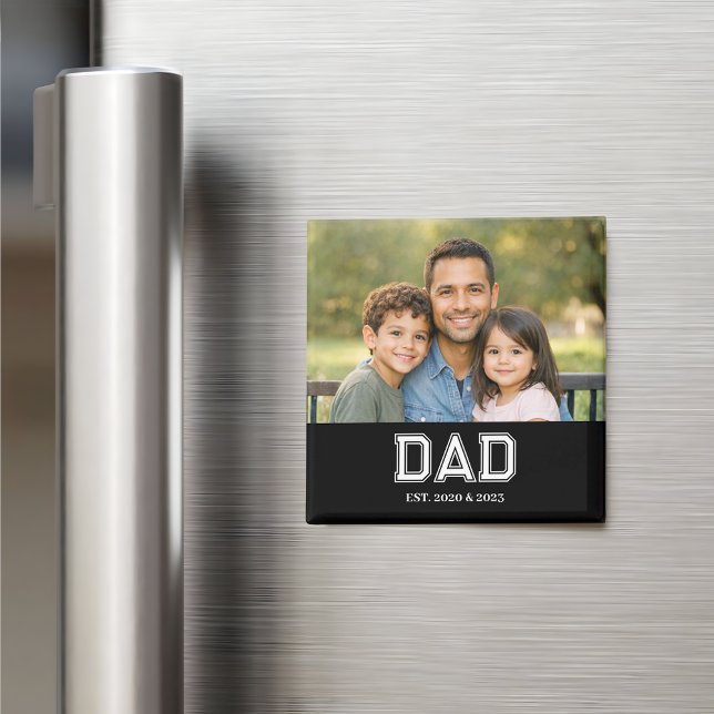 Aimant Papa a établi une typographie moderne de photo cad (Dad Established design with sports style "DAD" typography and the years he became a dad underneath.)