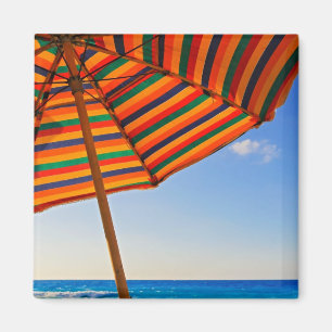 Aimant Parapluie de plage coloré sur une photographie d'u