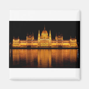 Aimant Parlement hongrois en soirée