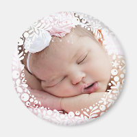 Photo Baby encadrée de baies blanches