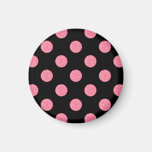 Aimant pois roses tourbillonnant sur arrière - plan noir