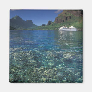 Aimant Polynésie française, Moorea. Cooks Bay. Navire d