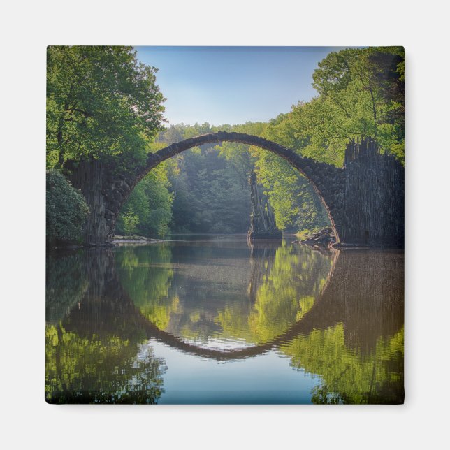Aimant Pont rond gris sur une rivière dans la forêt (Devant)