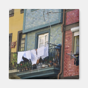 Aimant Portugal, Porto (Porto). Femme suspendant du linge