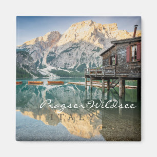 Aimant Pragser Wildsee dans les Dolomites en Italie