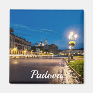 Aimant Prato della Valle la nuit à Padova, Italie