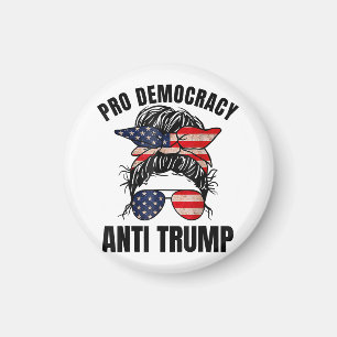 Aimant Pro Democracy - Anti Trump Messy Bun drapeau améri