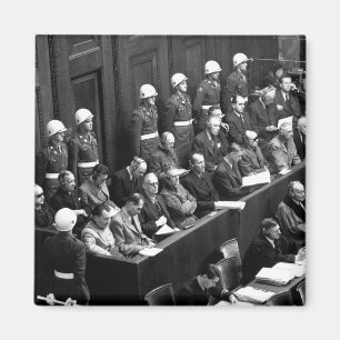 Aimant Procès de Nuremberg.  Regard en bas de l'image