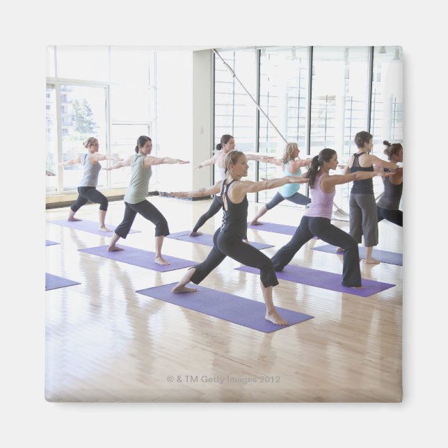 Aimant Professeur de Yoga enseignant une classe de femmes (Devant)