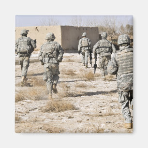 Aimant réaction des soldats à une attaque aux armes légèr