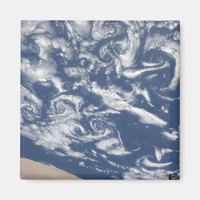 Aimant Rues nuageuses vortex au large de la côte (Devant)