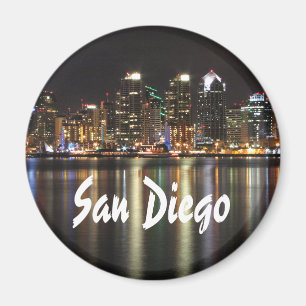 Aimant San Diego Skyline la nuit à travers l'eau
