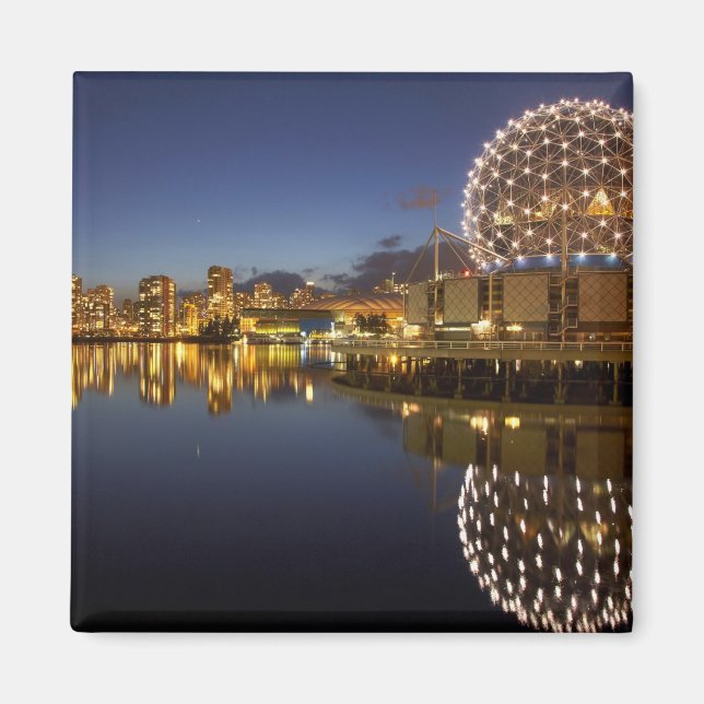 Aimant Science World et CBD reflété dans False Creek, (Devant)