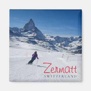 Aimant Skiant avec Mt. Matterhorn dans Zermatt, la Suisse