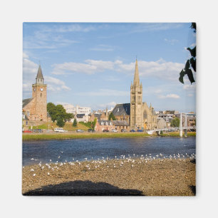 Aimant Skyline et rivière de la ville pittoresque d'Inve