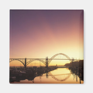 Aimant Soleil couchant derrière le pont Newport, Oregon