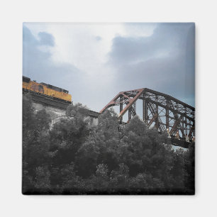 Aimant train de locomotives traversant le pont thebes