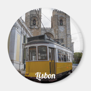 Aimant Tramway jaune sur la cathédrale de Lisbonne au Por