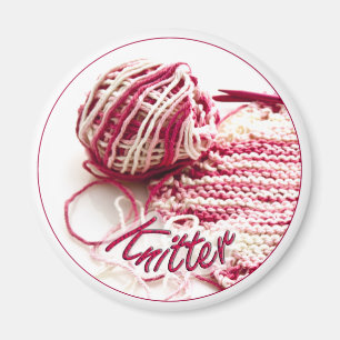 Aimant Tricoteuse variée de rose et blanche