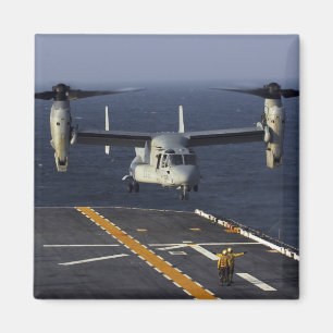 Aimant Un aéronef V-22 Osprey se prépare à atterrir