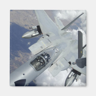 Aimant Un aigle F-15 s'éloigne d'un KC-135