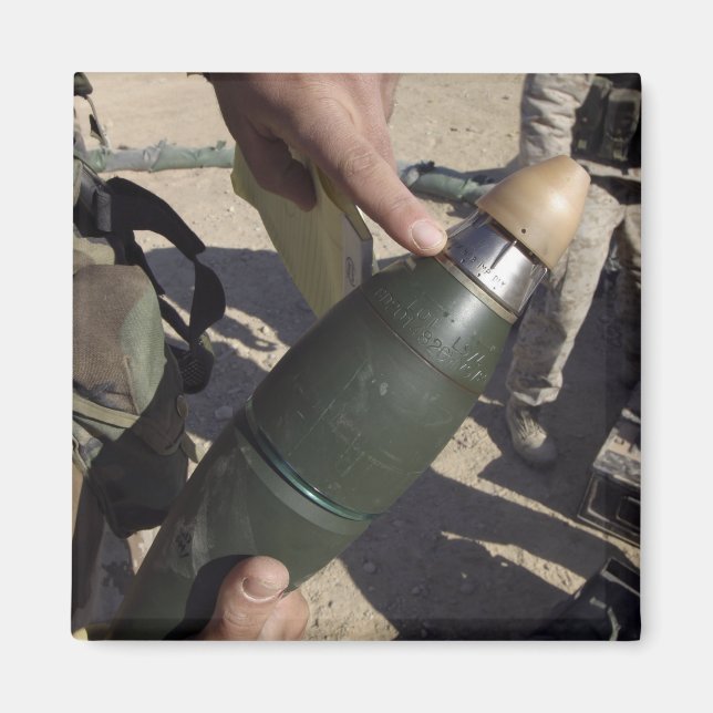 Aimant Un chef d'équipe indique un délai (Devant)