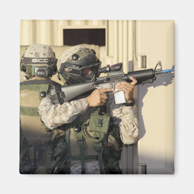 Aimant Un chef d'infanterie vise son arme (Devant)