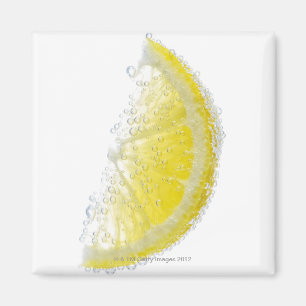 Aimant Un citron vert mûr et humide submergé