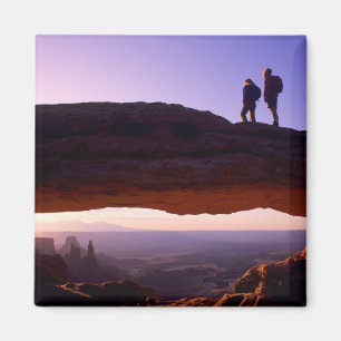 Aimant Un couple observe le lever du soleil depuis le som