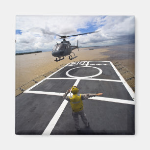 Aimant Un Eurocopter brésilien prépare pour débarquer