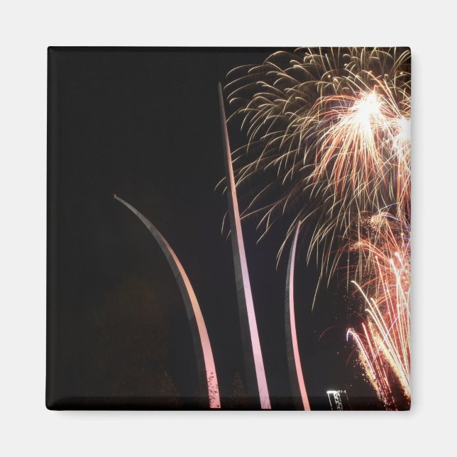 Aimant Un feu d'artifice illumine le mémorial de la Force (Devant)