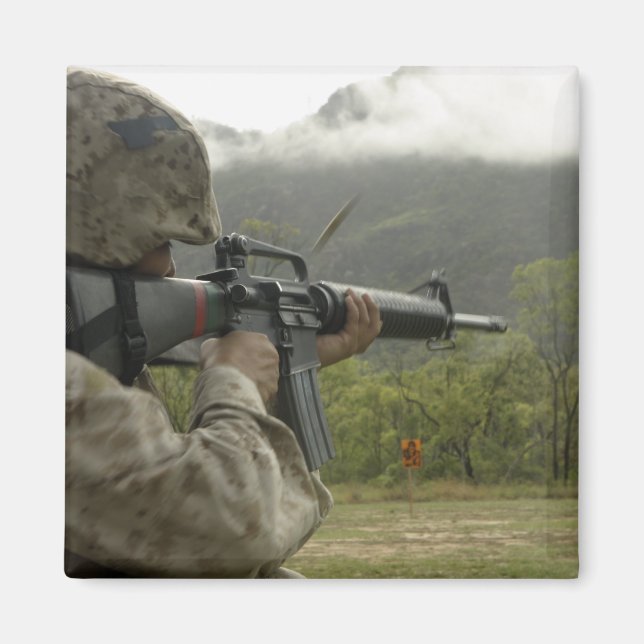 Aimant Un Marine effectue des exercices (Devant)