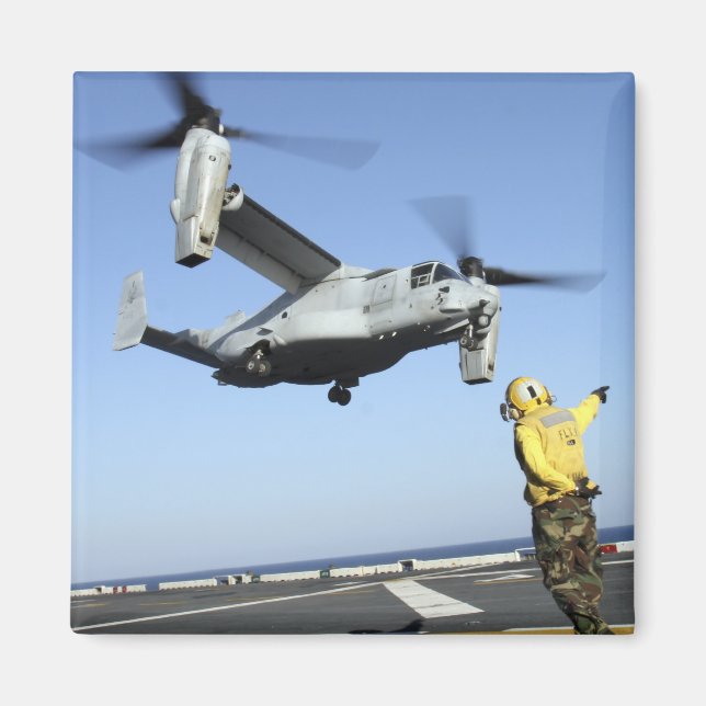 Aimant Un MV-22 Osprey lance le USS Nassau (Devant)