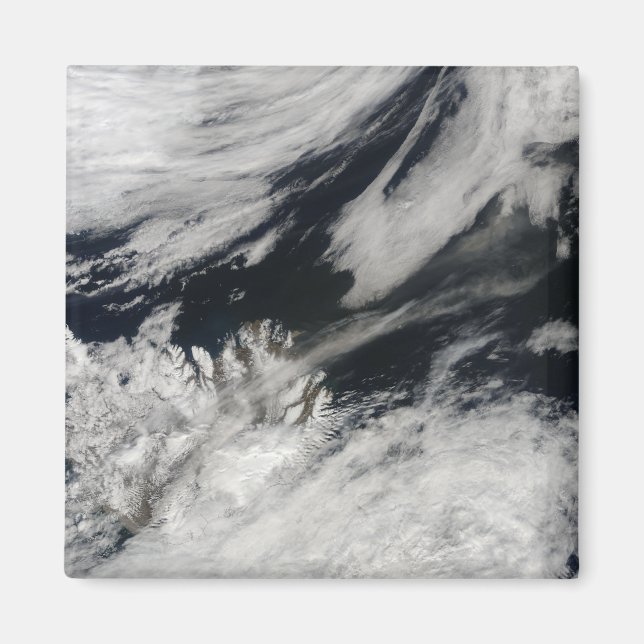 Aimant Un panache gris pâle souffle du sommet (Devant)