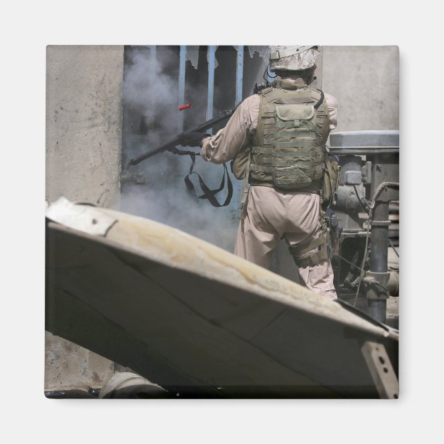 Aimant Un policier militaire utilise une balle de brèche (Devant)