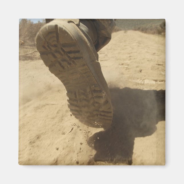 Aimant Un soldat américain marche le long d'un chemin de  (Devant)